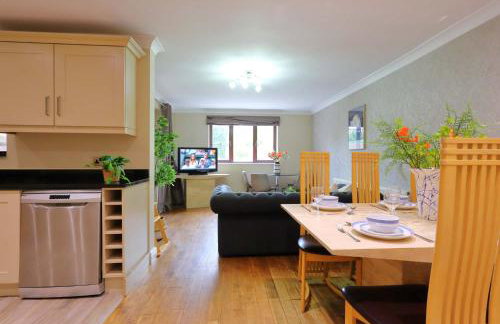 Spacious Dewsbury Home, 8 beds, sleeps 10, Free Parking and Wifi, 3 TVs, Close to motorways - Foto 3