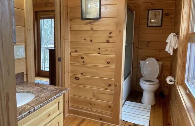 Deluxe log cabin! Pet and motorcycle friendly - enjoy nature with family and friends! 3 Bedroom Cabin by RedAwning - Foto 14