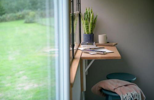 American School Bus Retreat with Hot Tub in Sussex Meadow - Foto 18