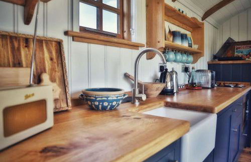 FLORA Luxury Retreat, Private Garden, Views & Hot Tub - Photo 6