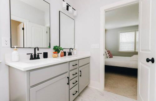 Birdsong Bungalow - Hot Tub, Game Room, Fire Pit - Foto 49