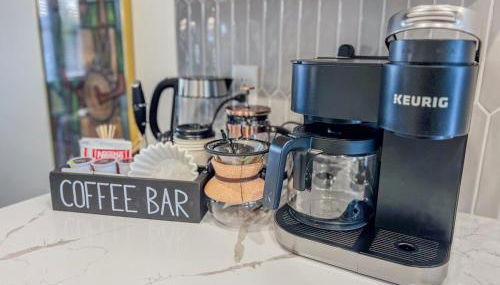 Brick Beauty Downtown, 3BR, Fenced Yard, Garage! - Foto 3