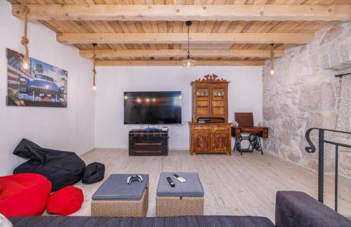 Villa Melary with Pool and Jacuzzi - Photo 32