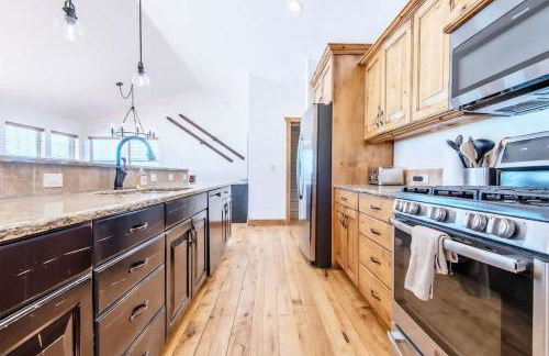 Family Fun Fireplace & Huge Deck - Photo 16