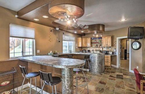 Cozy Black Hawk Retreat with Games and Patio - Foto 12