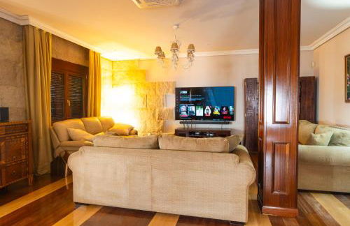 Mansión con Jacuzzi a 40 grados, gran piscina y Pádel - Photo 73