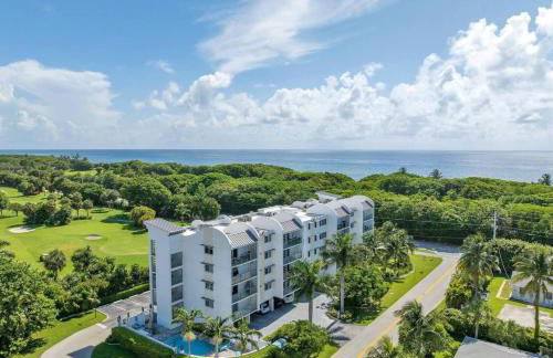 Across from Beach | Balcony • Pool • Parking • 2BR - Foto 45