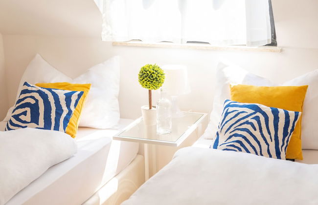 Cozy and Bright Duplex Near City Center - Photo 4