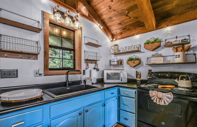 Cliff Haven 1 Bedroom Cabin by RedAwning - Photo 5