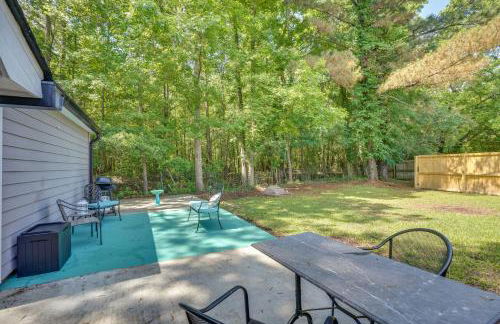 Cozy Goose Creek Escape with Patio and Grill - Foto 20