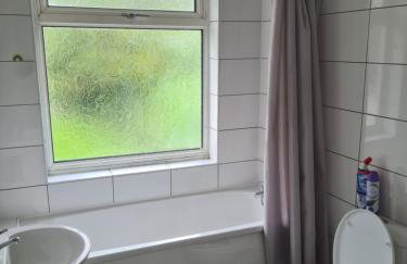 L & J ESCAPES-4 BEDROOMs SUITABLE FOR CONTRACTORS AND FAMILIES- LARGE PRIVATE PARKING-10 MINUTES TO M6 JUNCTION 9 - Photo 17