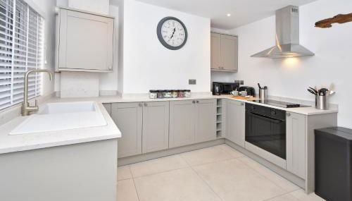 Chapel House by YourStays - Two bed cottage in Market Town of Sandbach, high end finish - Foto 3, stove, pet friendly, minibar