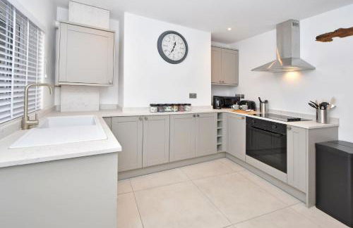 Chapel House by YourStays - Two bed cottage in Market Town of Sandbach, high end finish - Photo 3