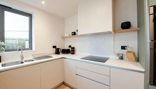 Spacious 5BR Home Near New Forest & Coast - Parking - Sleeps 10 - Foto 4, stove, toaster