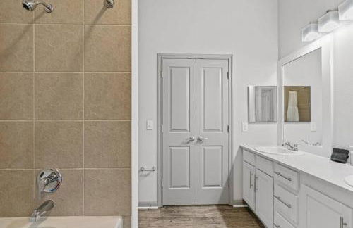 LUX 2B2B with Pool & Parking near the Heart of Austin - Foto 32