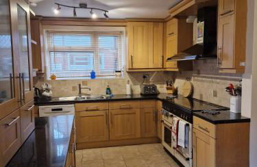 Hereford City - Goldcrest House - 4 Bedroom House With Parking, Located Very Close To City Centre & River Wye - Sleeps Up To 6 Guests - Hosted by RENTMYHOUSE - Photo 12
