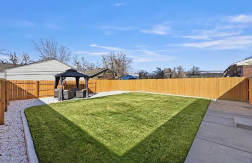 Cozy 2BR Retreat with Backyard Lounge - Foto 24