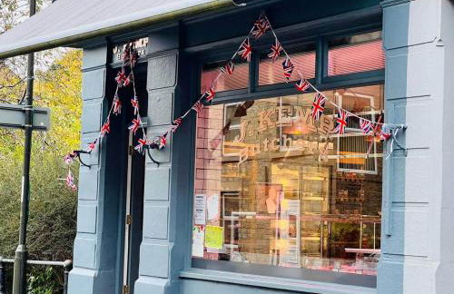 Elegant Hayfield Escape - Heart of Peak District - Photo 34