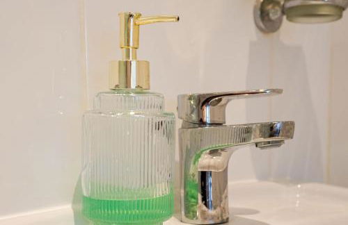 Amazing River view 2 bedroom apartment, sleeps 6, balcony and parking - Foto 17