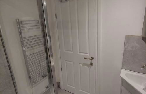 Self Contained, Double Bed Studio, private kitchen, private Bath, Walking distance to Harry Potter - Foto 14