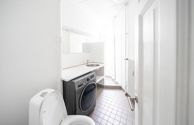 Fantastic 3-bed With French Balcony and Lake-views - Foto 9