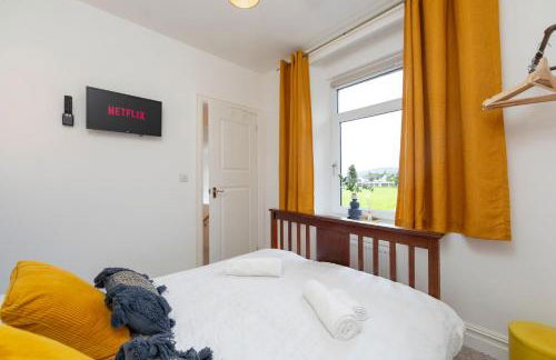 Sleeps 6. Free Wifi. Free Parking central location. - Photo 40