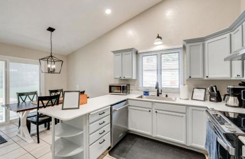 1 Mi to Beach Dog-Friendly Condo in Lake Mills! - Foto 9