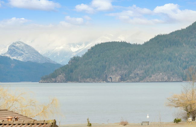 Harmony Haven 2BR Lakefront Suite - Photo 68