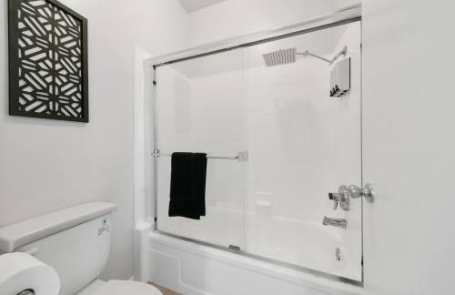 Beverly Hills Glamour Oasis 2 BR Apt with Parking 304 - Photo 8