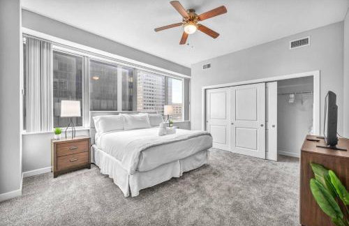 Luxury High-rise Condo w/ Views! Heart of Downtown - Photo 4