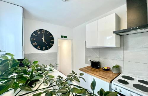 Central 4 Bed Home, FreeParking, 5TVs, Superfast WiFi - Photo 19