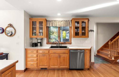 Spacious Home with Direct Pond Access! - Foto 10