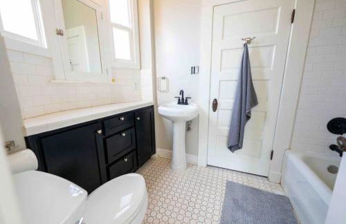 Downtown 3 bed newly renovated with amenities. - Photo 10