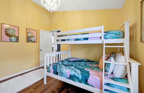 5BR Cottage w Pool & Hot Tub Near Disney - Foto 44