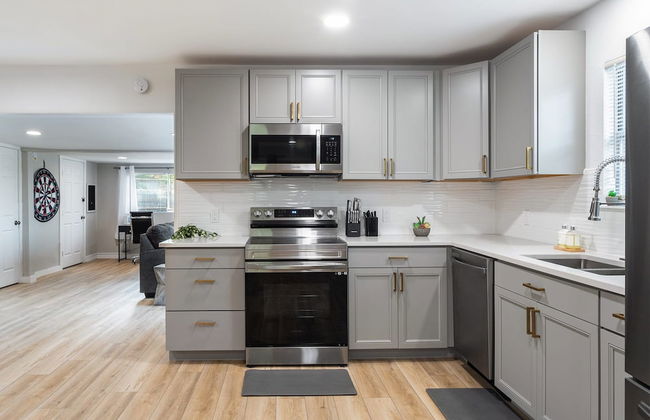 Upstay - Bungalow w Games Golf Fire and Patio - Photo 13