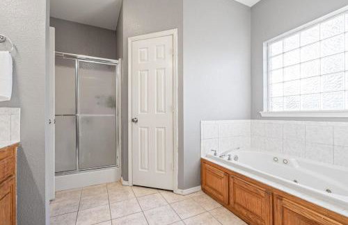 Spacious 6 bed Bentonville House, Sleeps 12, Smart TVs, Wi-Fi - Foto 17