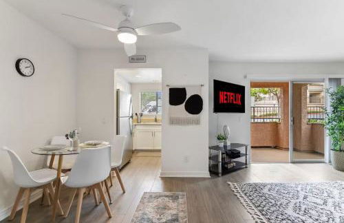 Stylish 1BR with KING Bed, Pool, Jacuzzi & Gym, Free Parking, Near UCSD - Foto 8