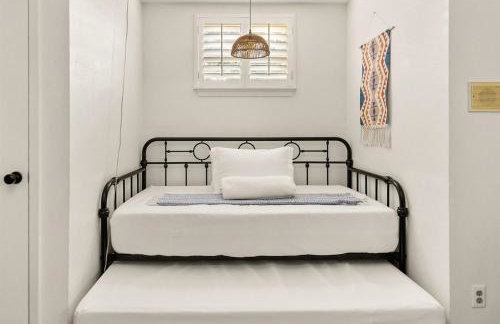 Pool! Games! Dogs! Space! - Foto 11