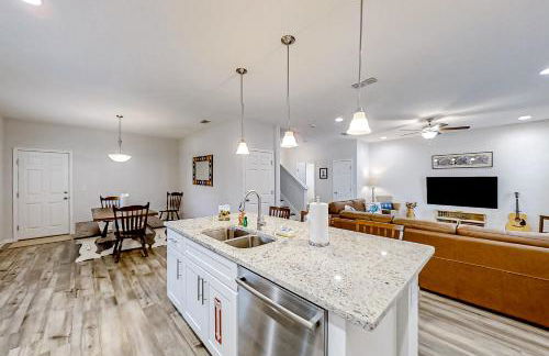 Newly-built 2-story home near the ocean with patio, washer/dryer, streaming - Photo 10
