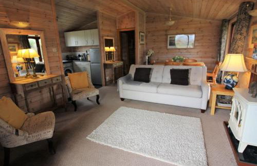 Charming Cottage in Romney Marsh Britain with Wooden Deck - Photo 9