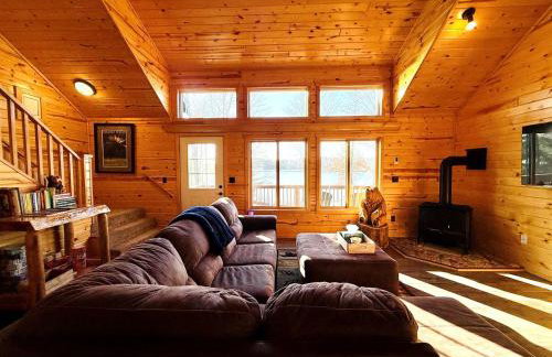 Cozy Lakefront Retreat with Game Room, Outdoor Living and Dock in Wisconsin - Foto 40