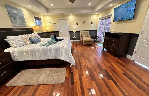 South Florida Spacious Oasis 4BR Retreat with 2 King Beds, Amazing Pool, near Beaches - Photo 54