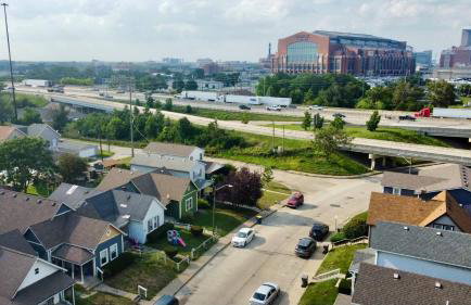 Capitol House - 3 Bed 1 Full and 1 Half Bath, Pet Friendly with Hot Tub walk to Lucas Oil Stadium - Foto 72