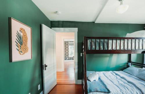 Gorgeous Eccentric Family Home with Cowboy Pool - Foto 46