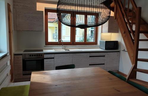 Ampio appartamento su 2 livelli con garage coperto - Foto 3