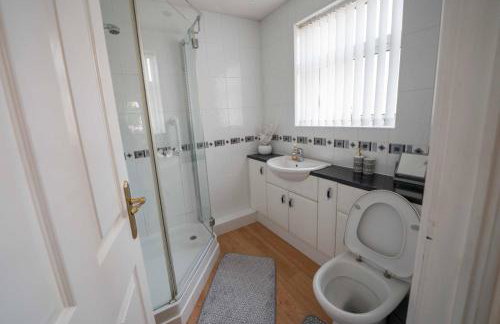 Spacious 3BR House By Kammili Properties in Westhoughton - Free Parking - Photo 5
