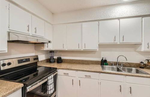 Walkable Dtwn 2B Getaway - Sleeps 5 - Pool, Prkg - Foto 25