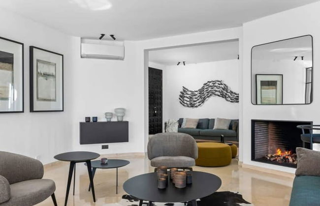 Relax in Luxury at This Stunning Seaside Villa - Photo 10