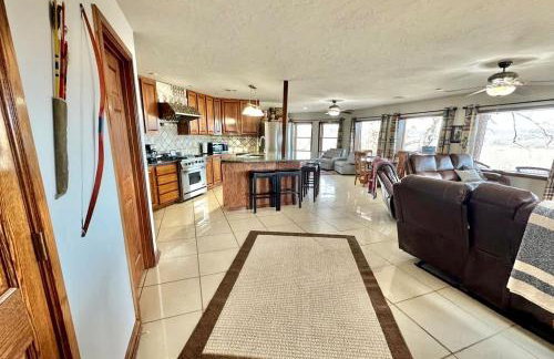 Secluded Riverfront Cabin with Bluff Views, Gated Privacy & Scenic Trail Access in Tahlequah, Oklahoma - Foto 7