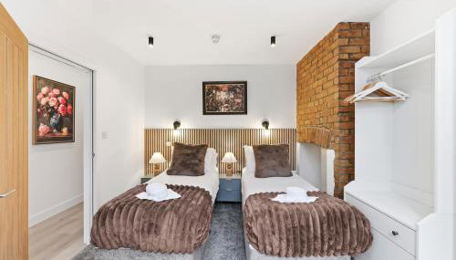 Stylish Home - Pool table, Virgin TV, Fast Wifi, Garden and Self-Check-In by Yoko Property - Foto 3